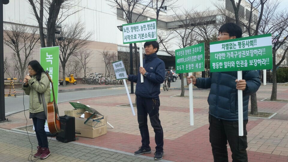 160312_정당연설회(속초이마트앞)_지나가는시민(10).jpg
