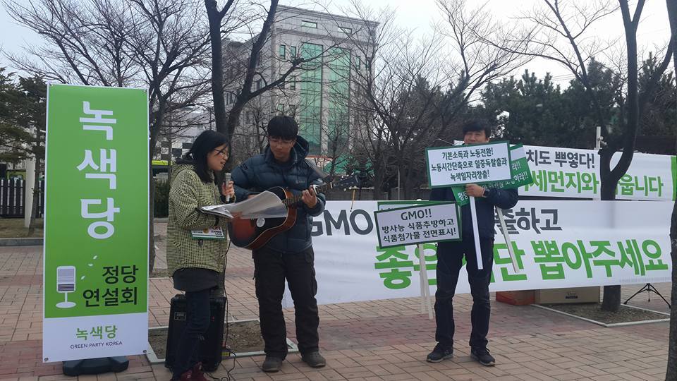 160312_정당연설회(속초이마트앞)_지나가는시민(03).jpg 160312_정당연설회(속초이마트앞)_지나가는시민(03).jpg