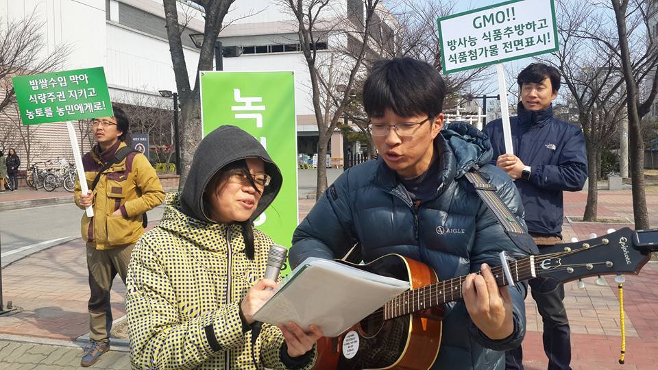 160312_정당연설회(속초이마트앞)_지나가는시민(02).jpg