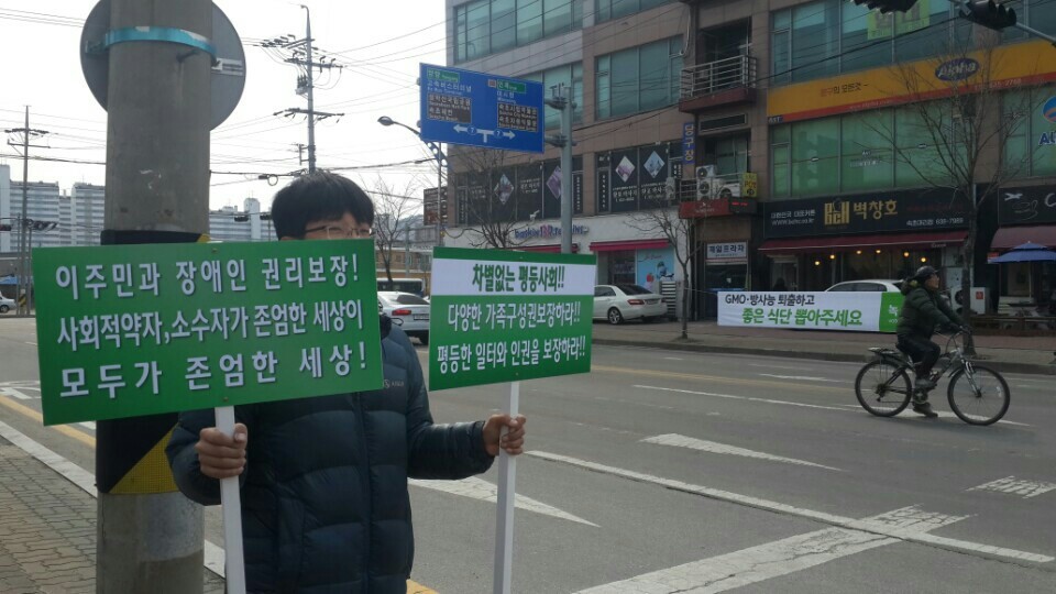 160312_정당연설회(속초이마트앞)_지나가는시민(12).jpg